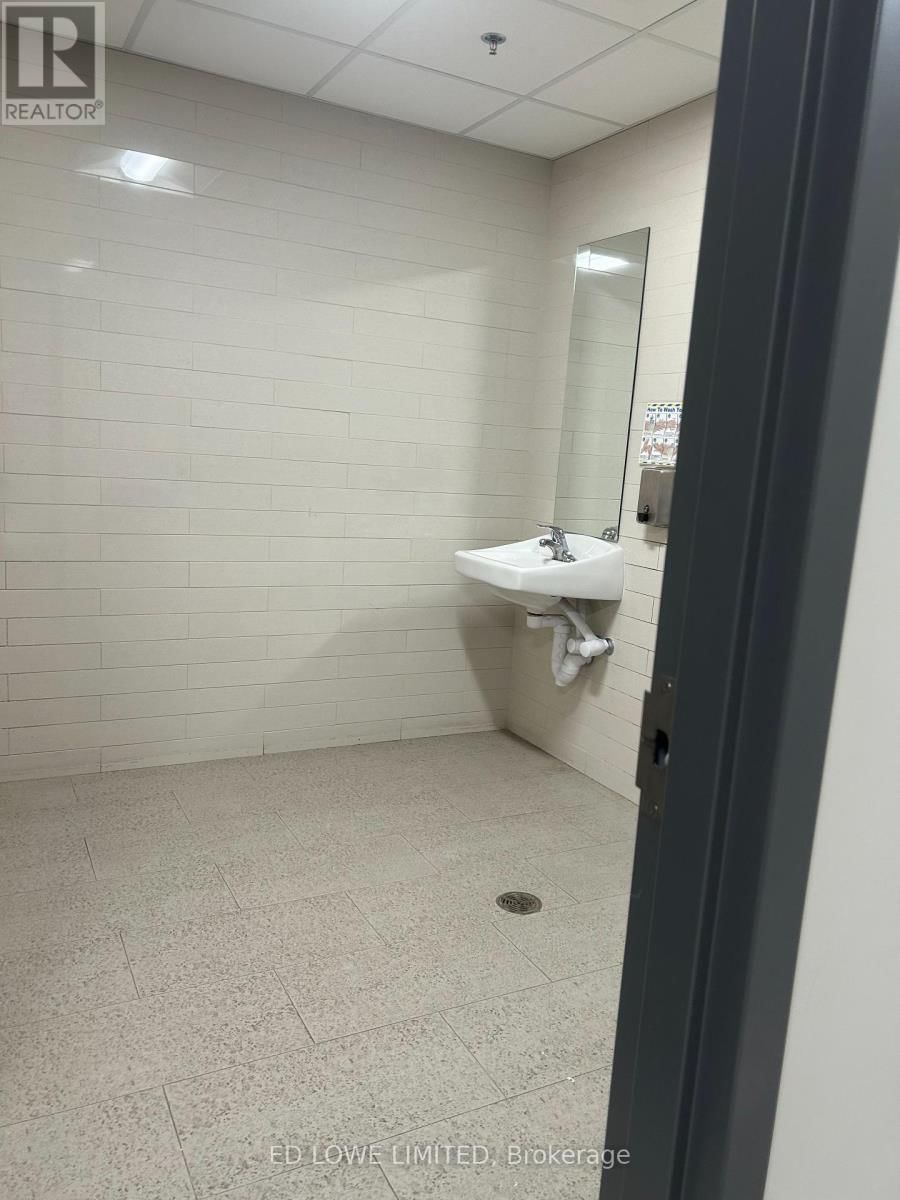 #200 - 222 MAPLEVIEW DRIVE WEST Image 8