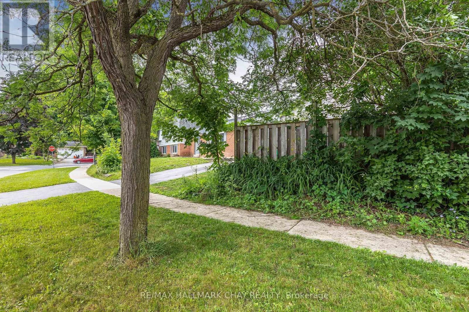 1 2 3 - 95 FARMINGDALE CRESCENT Image 32