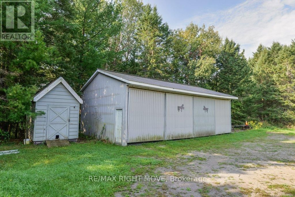 1390 WARMINSTER SIDEROAD Image 36