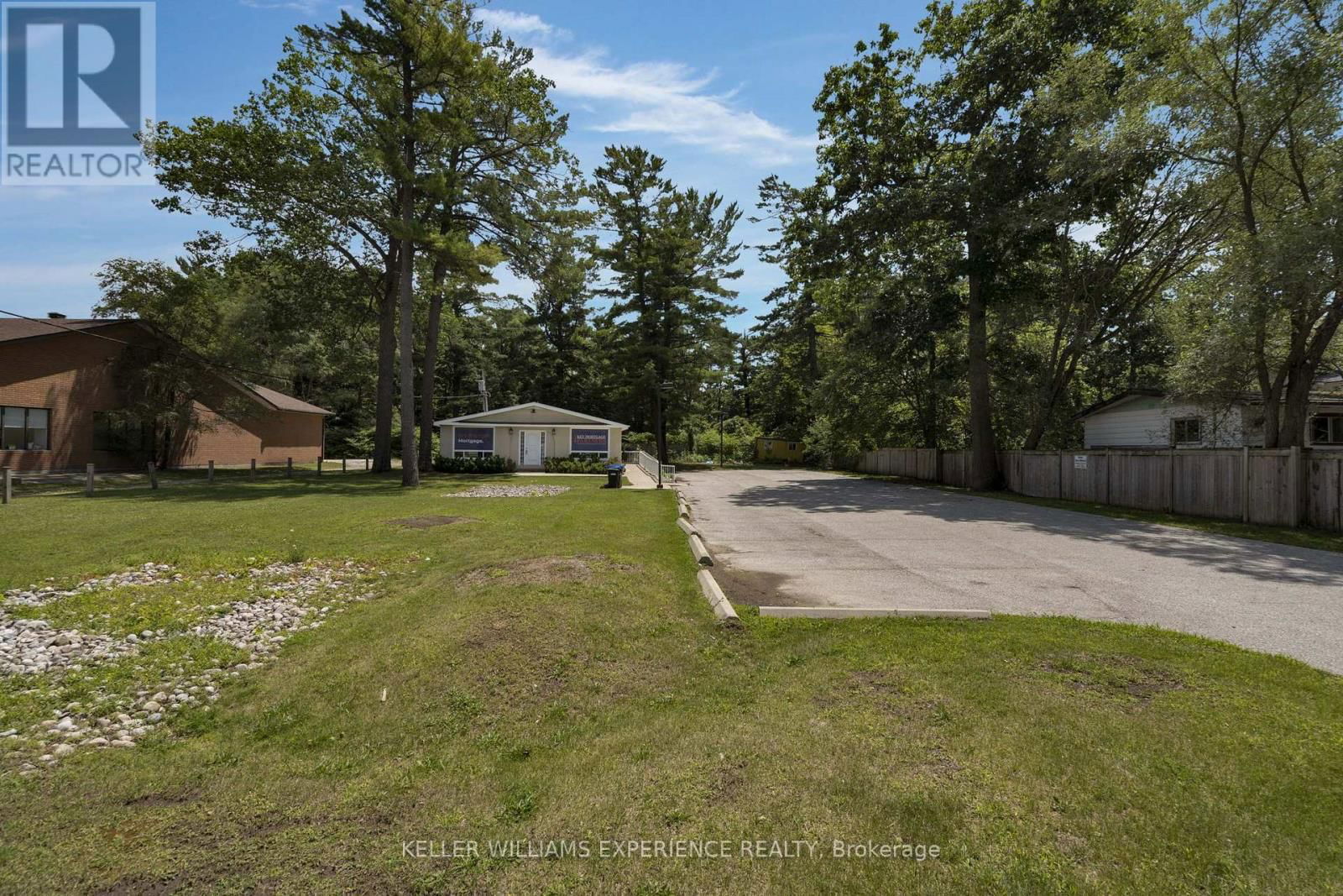 637 RIVER ROAD W Image 32