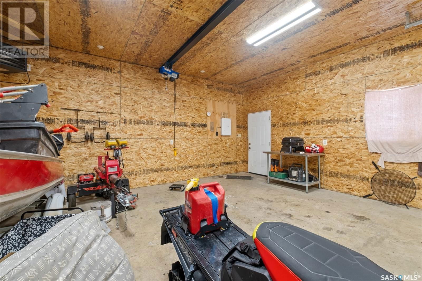 8 BOOTS BAY Image 35