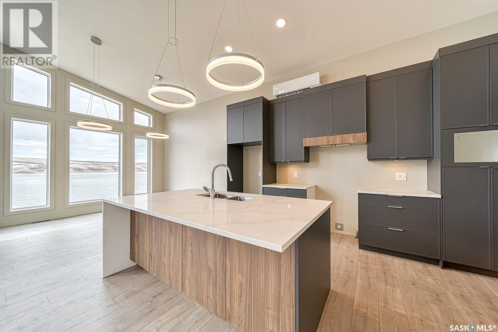 12 SUNSET BOULEVARD Image 9
