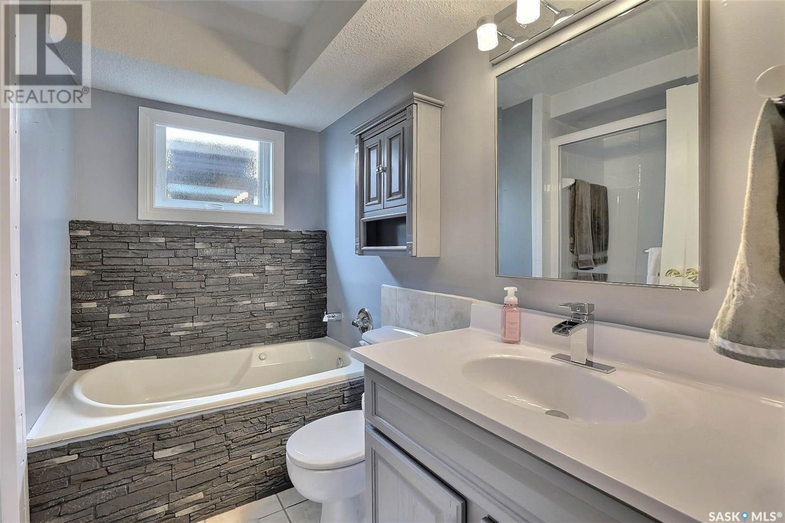 32 Dowie Bay Regina, Saskatchewan