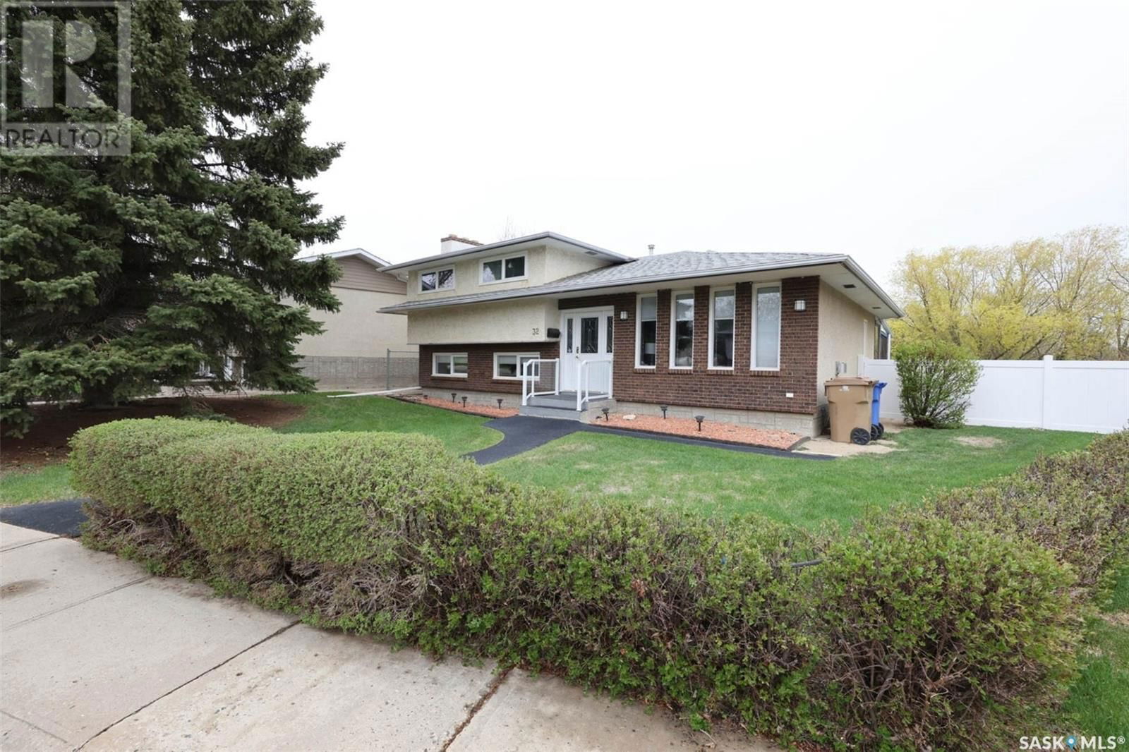 32 Dowie Bay Regina, Saskatchewan