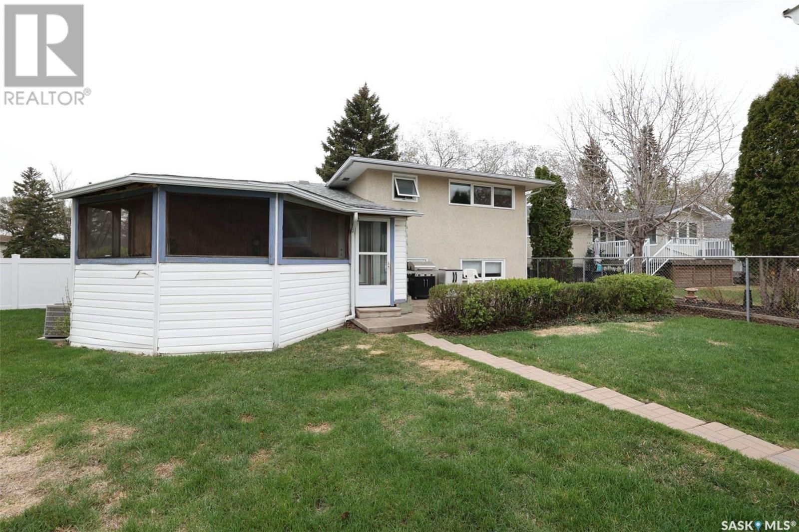 32 Dowie Bay Regina, Saskatchewan