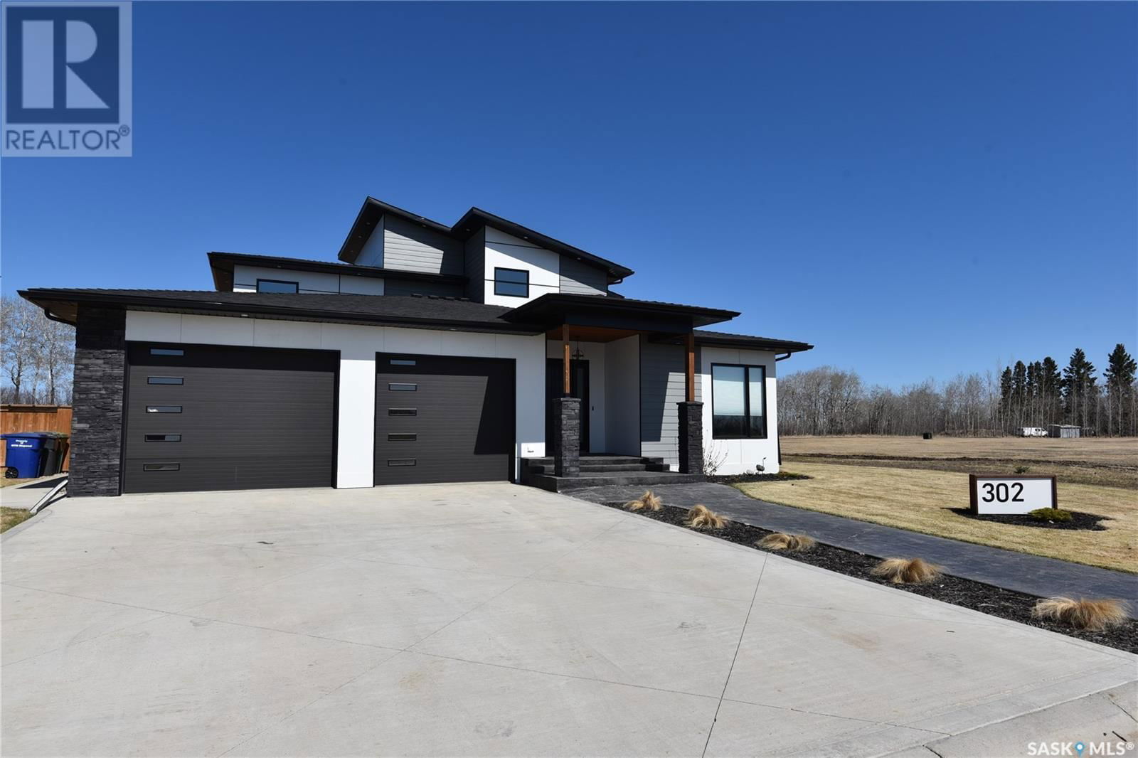 302 COVENTRY CRESCENT Image 1