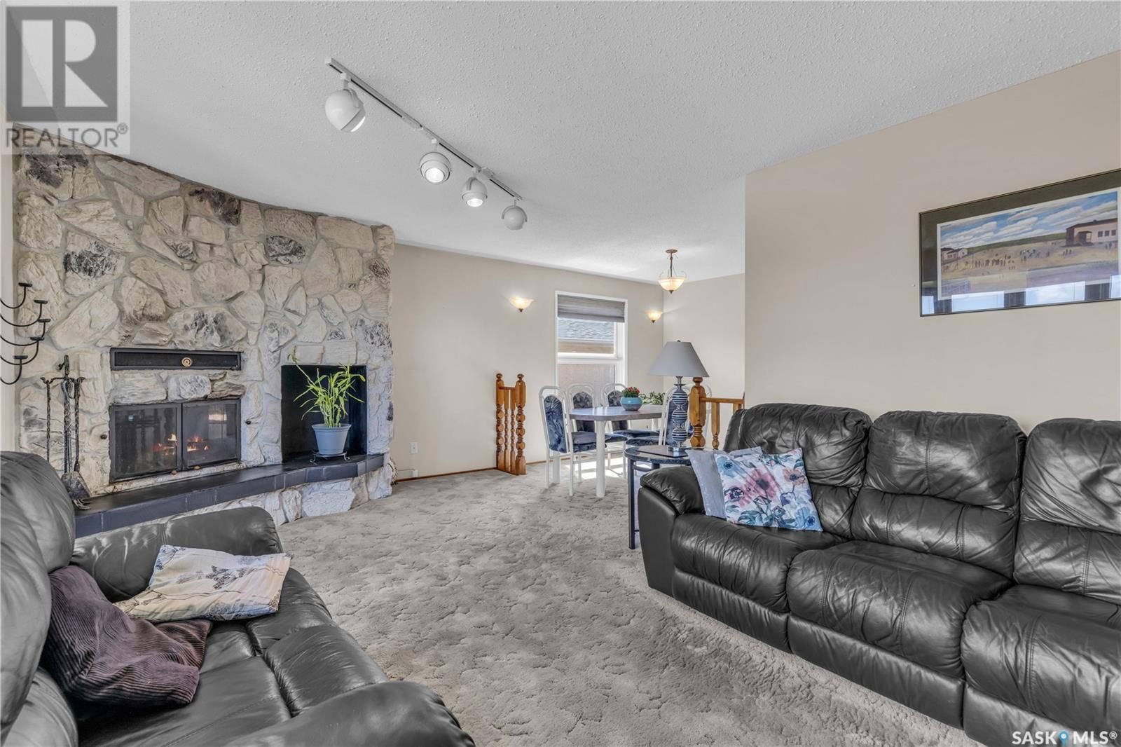 201 RIVERBEND CRESCENT Image 2