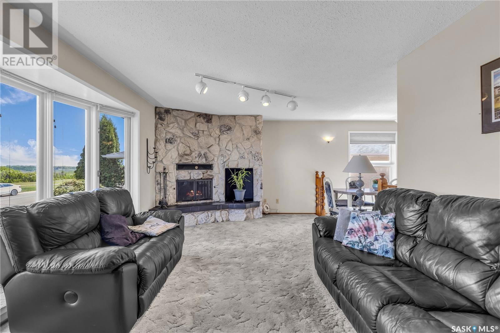 201 RIVERBEND CRESCENT Image 3