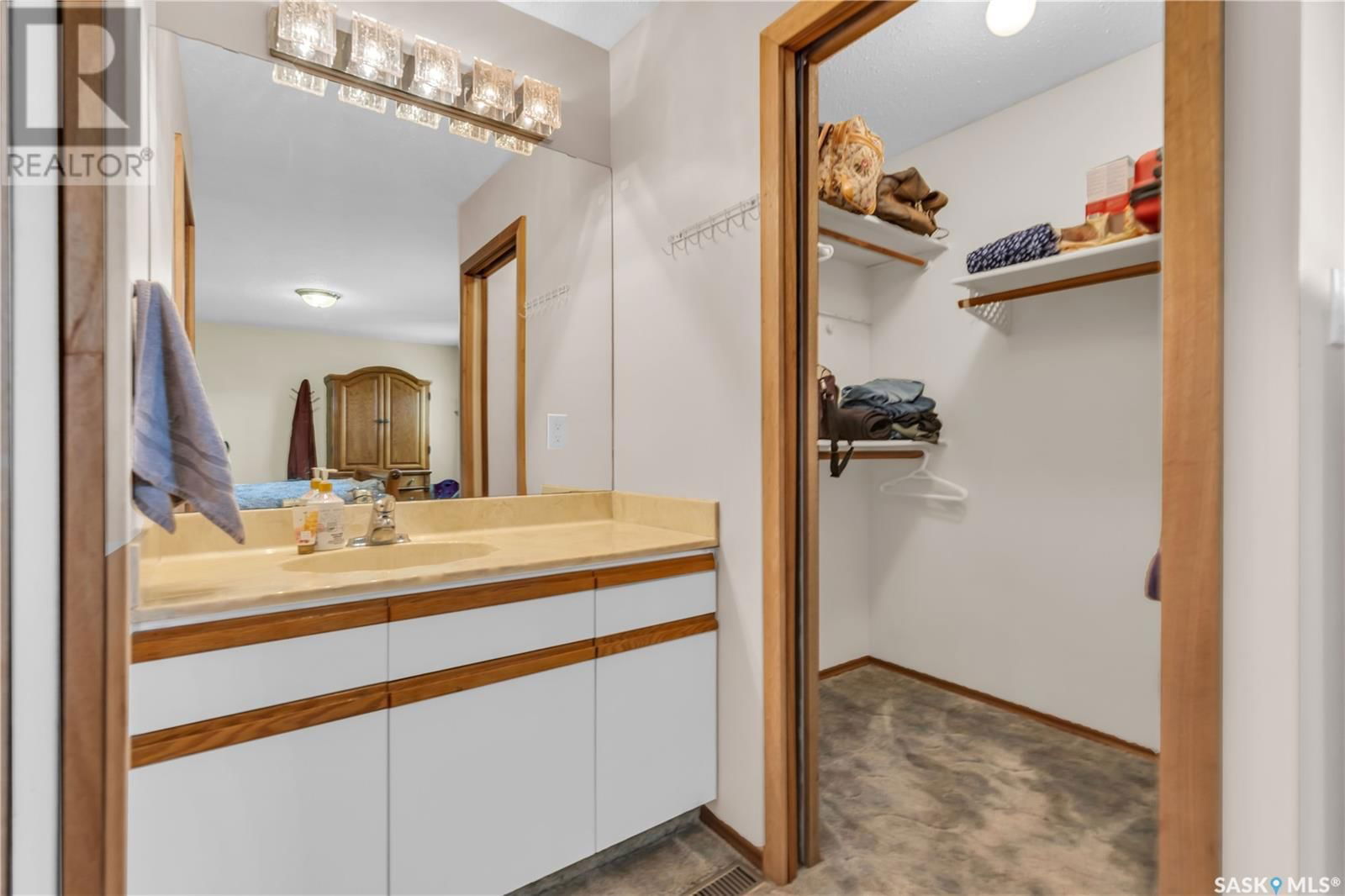 201 RIVERBEND CRESCENT Image 32