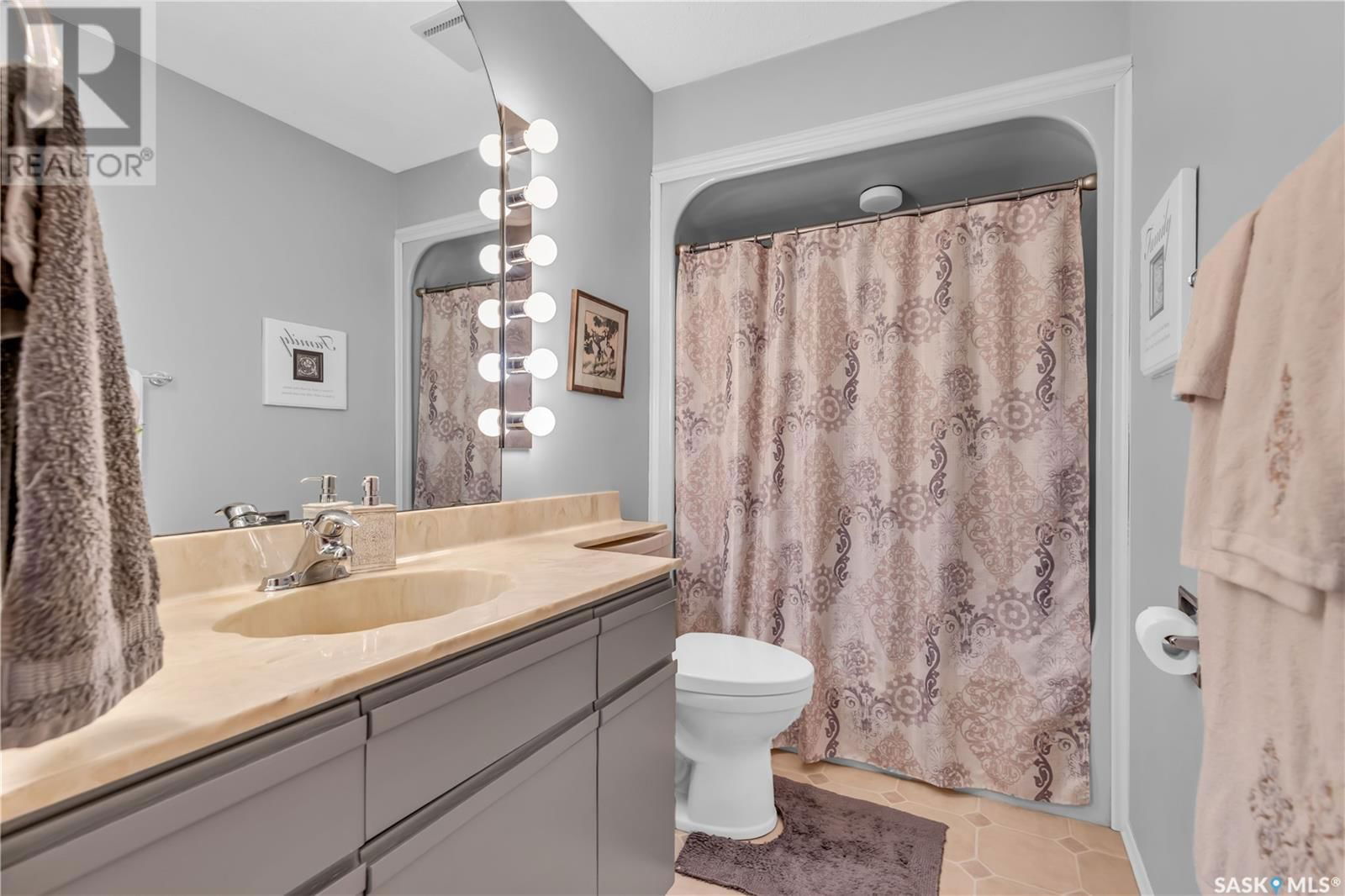 201 RIVERBEND CRESCENT Image 34