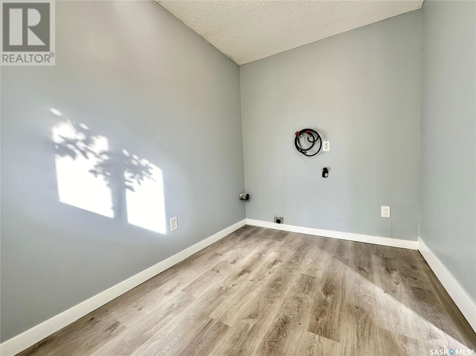 421 ALEXANDRA STREET Image 17