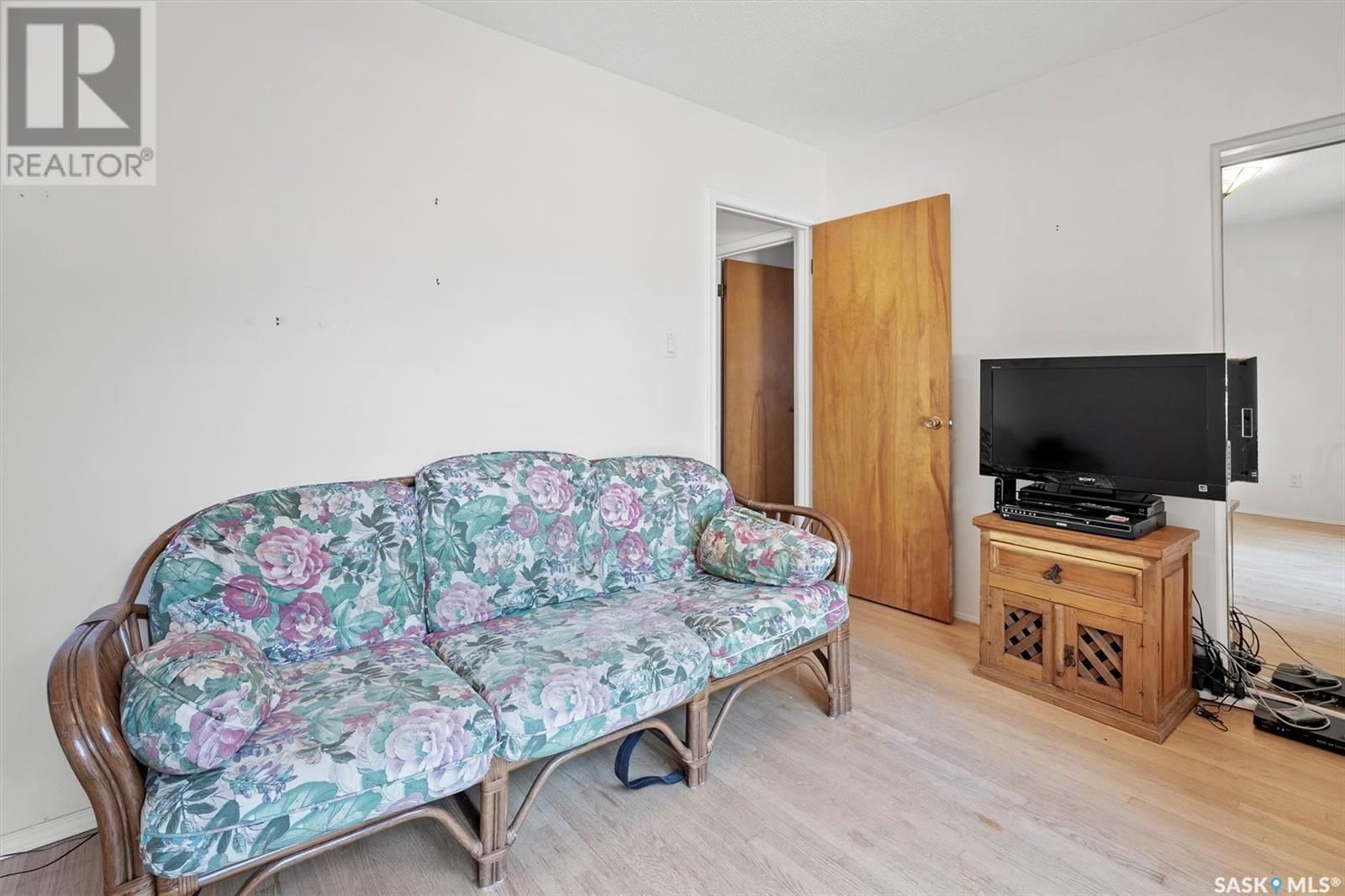 918 EAST CENTRE Image 21