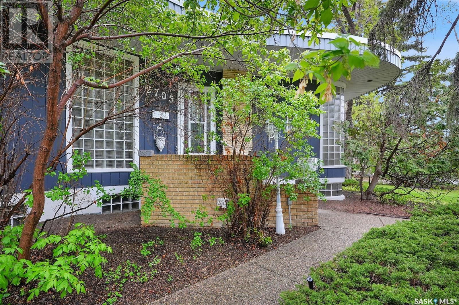 2705 Sinton Avenue Regina, Saskatchewan