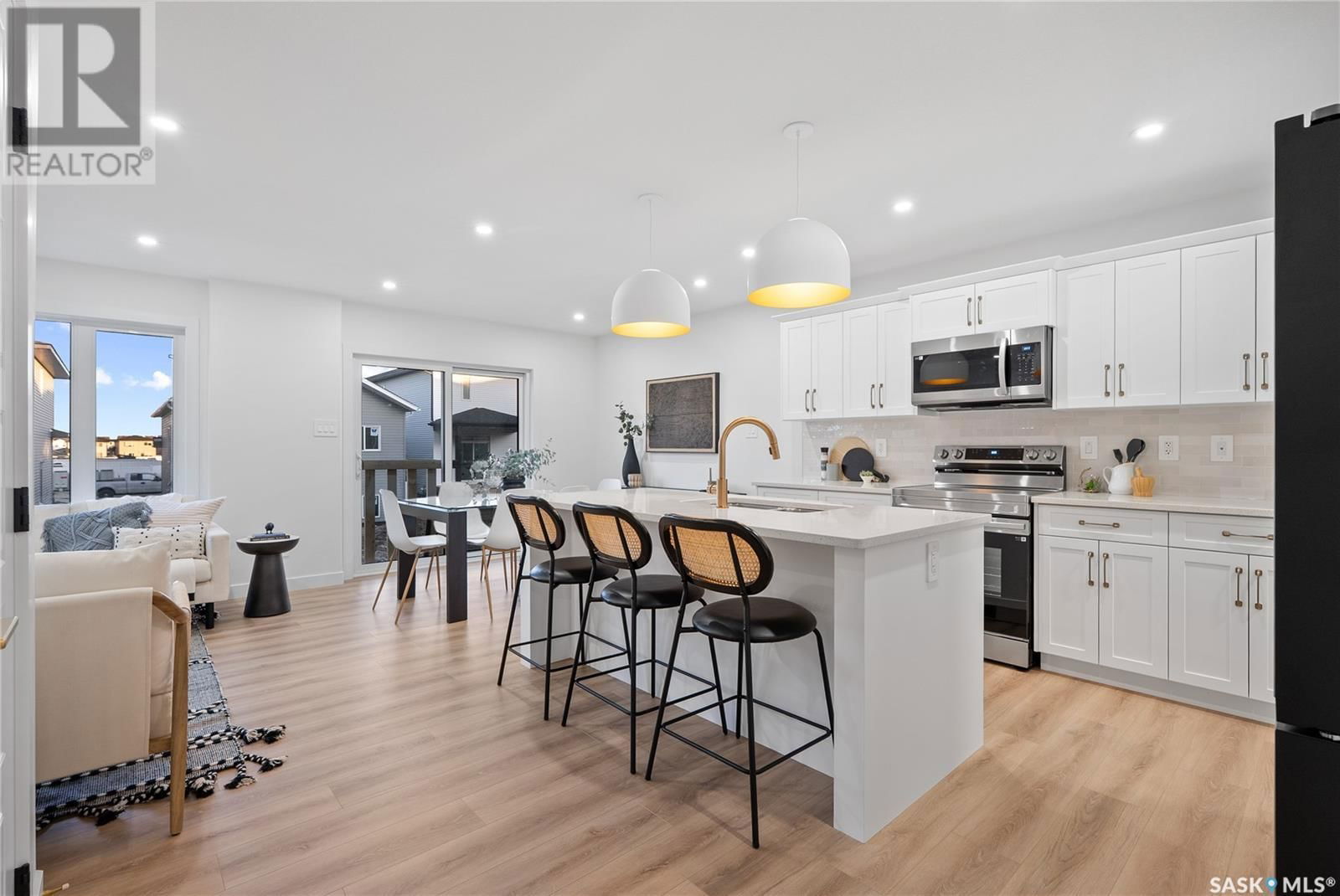 415 DORAN CRESCENT Image 2