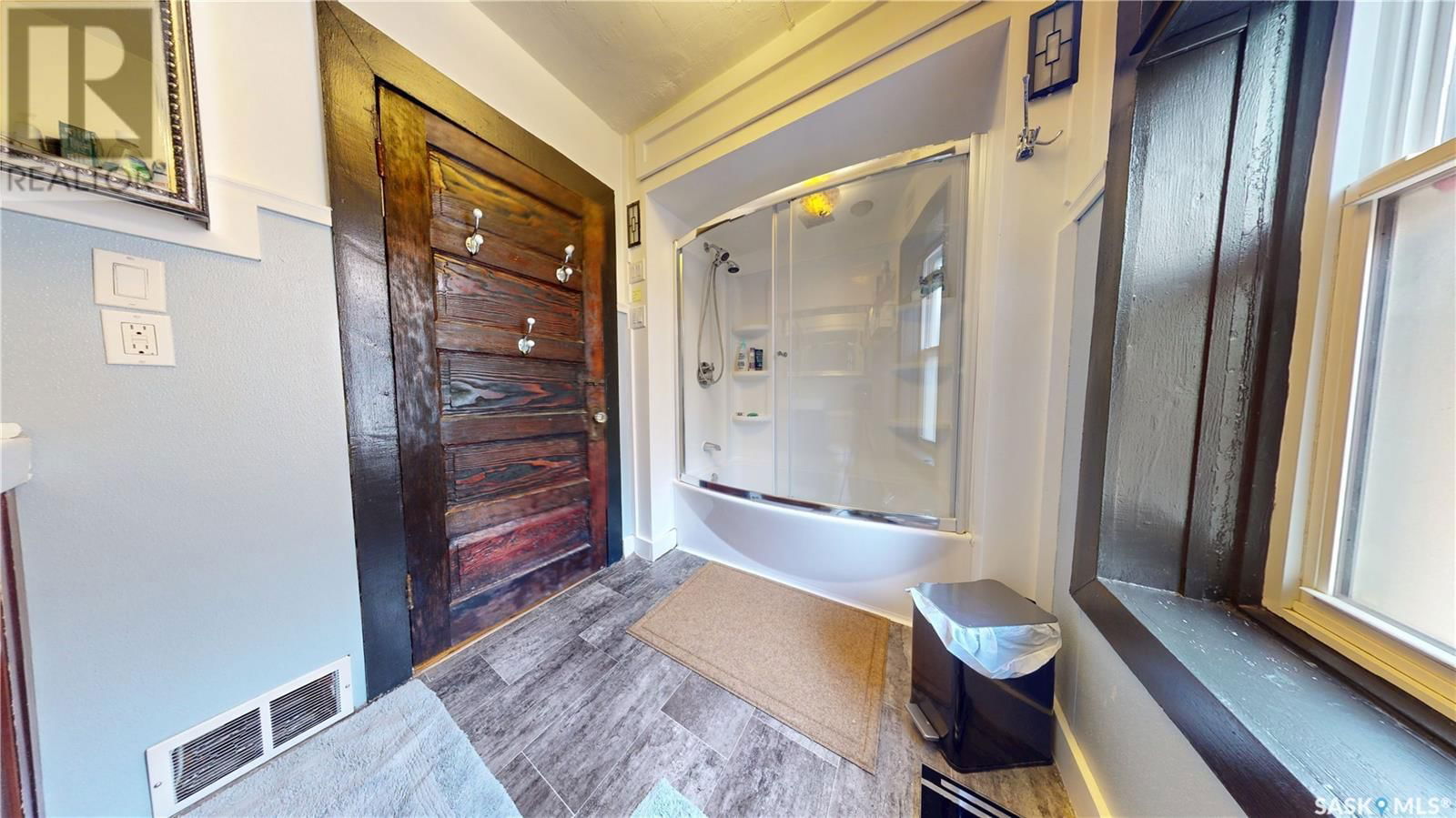 2161 CAMERON STREET Image 16