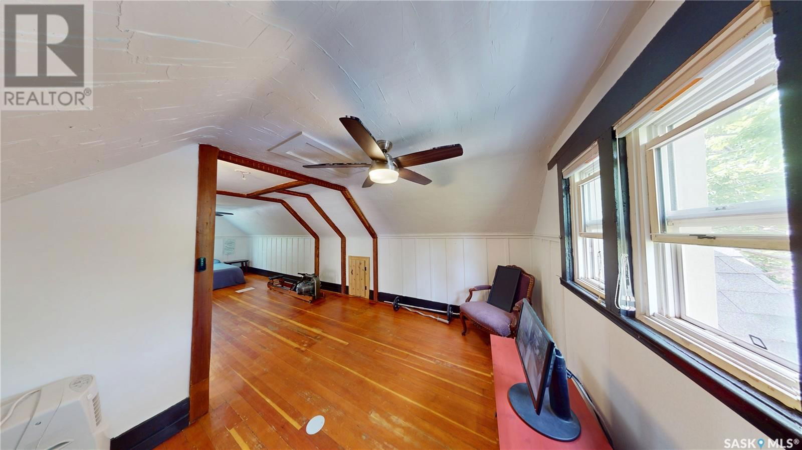 2161 CAMERON STREET Image 18
