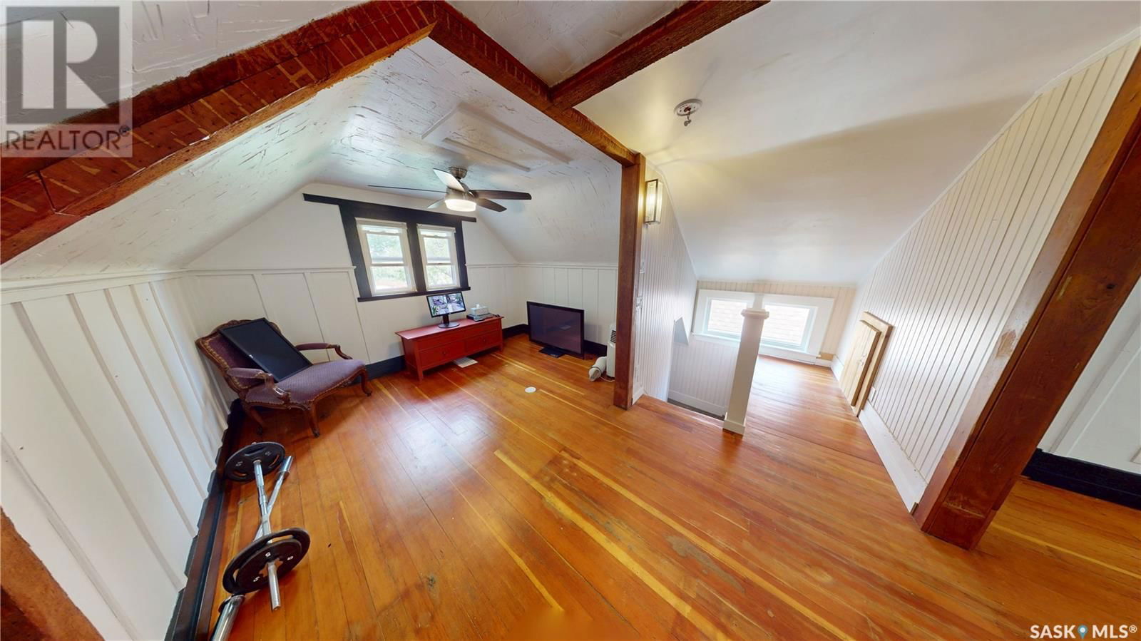 2161 CAMERON STREET Image 20