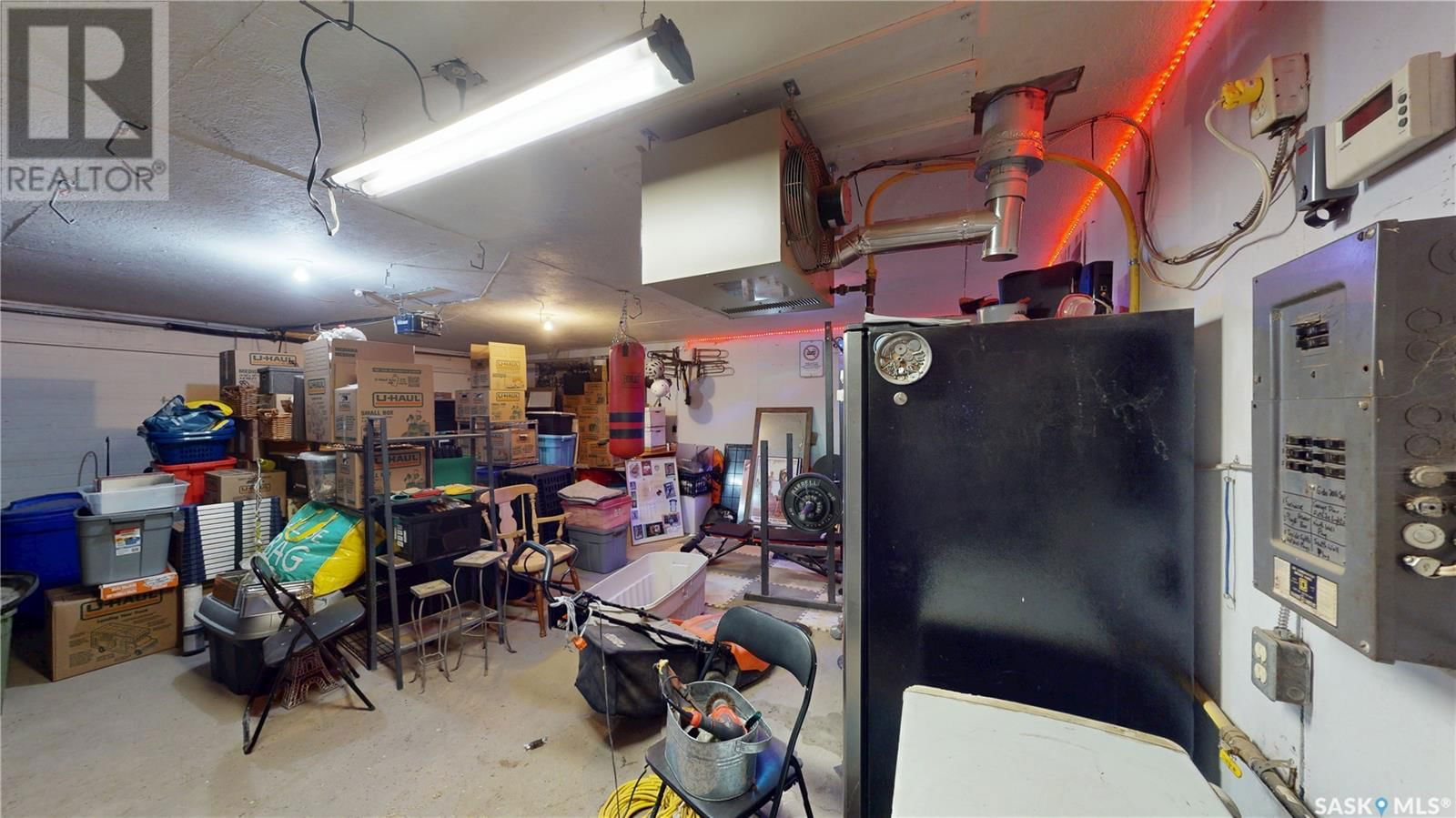 2161 CAMERON STREET Image 26
