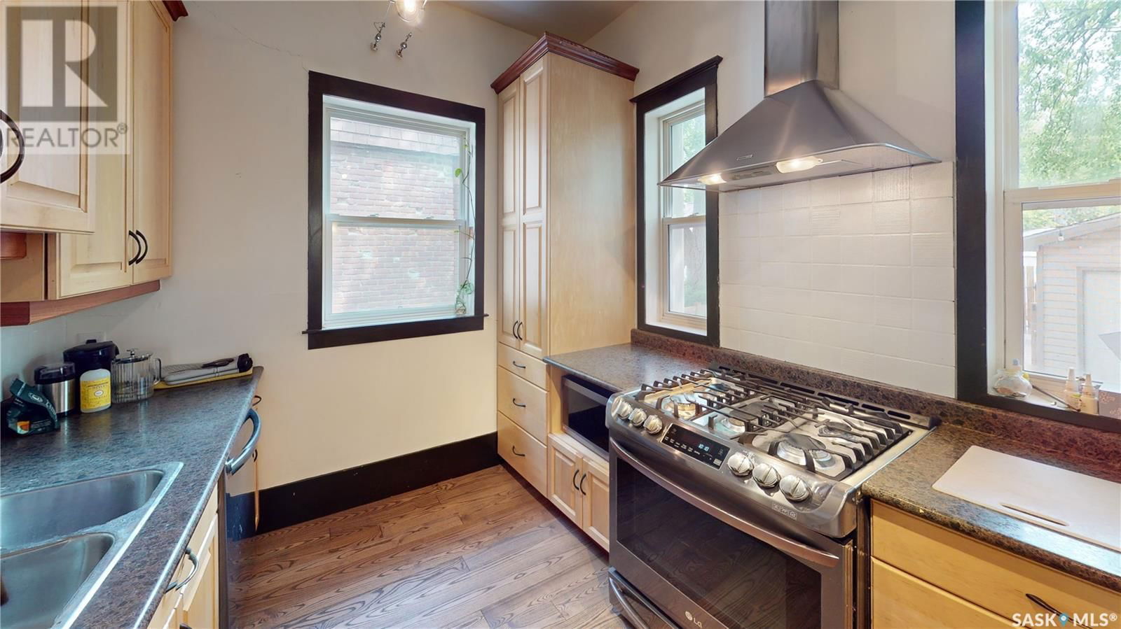 2161 CAMERON STREET Image 9