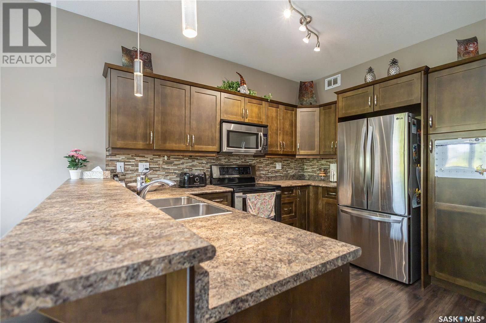 566 REMPEL MANOR Image 10