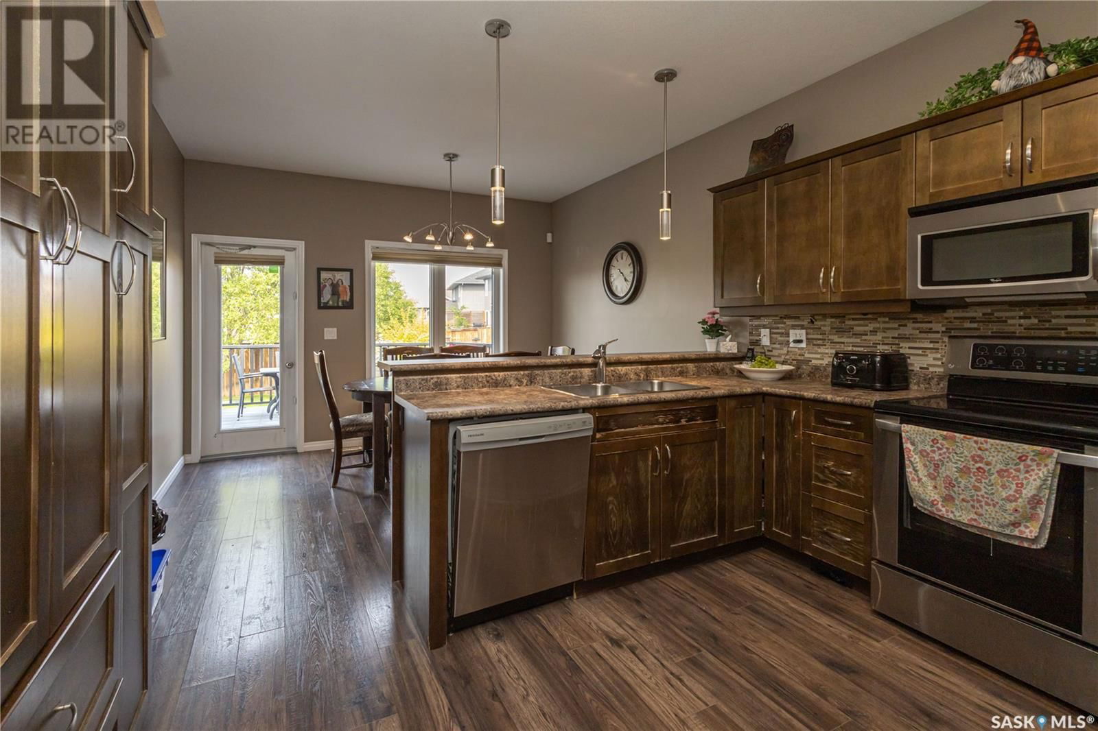 566 REMPEL MANOR Image 13