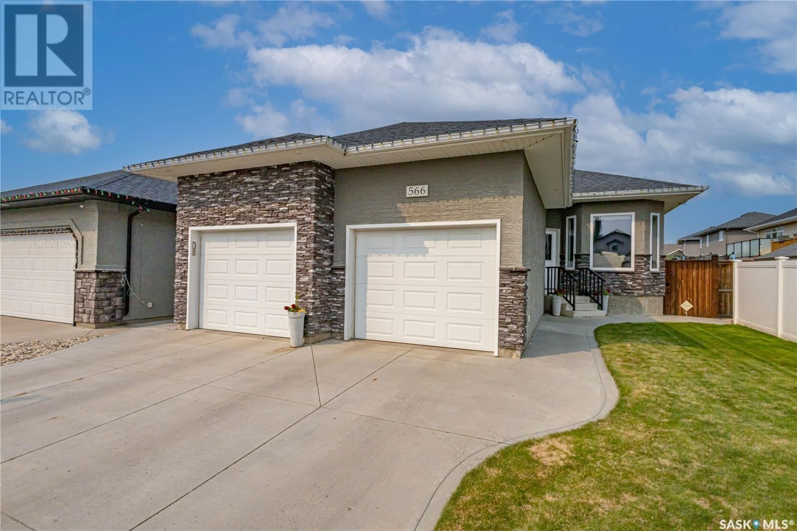 566 REMPEL MANOR Image 2