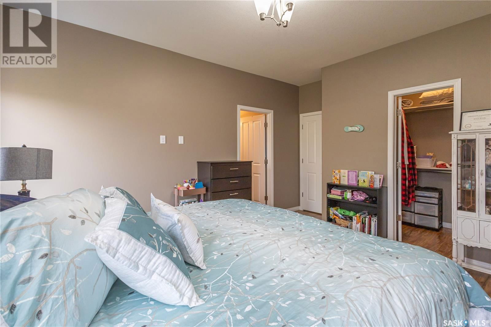 566 REMPEL MANOR Image 23