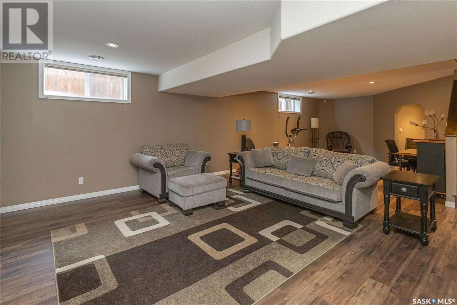 566 REMPEL MANOR Image 29