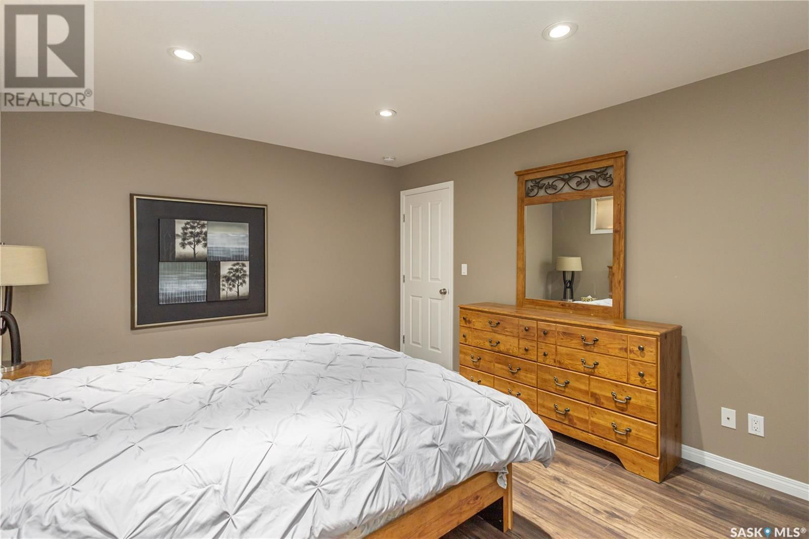 566 REMPEL MANOR Image 36