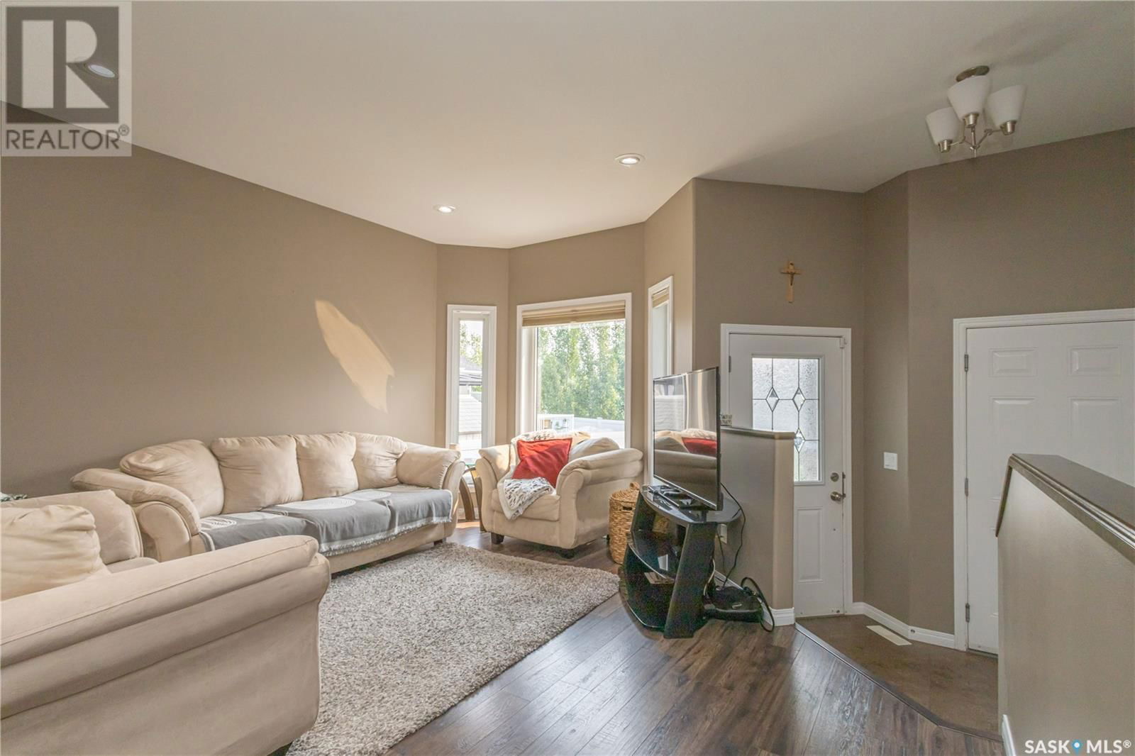 566 REMPEL MANOR Image 7