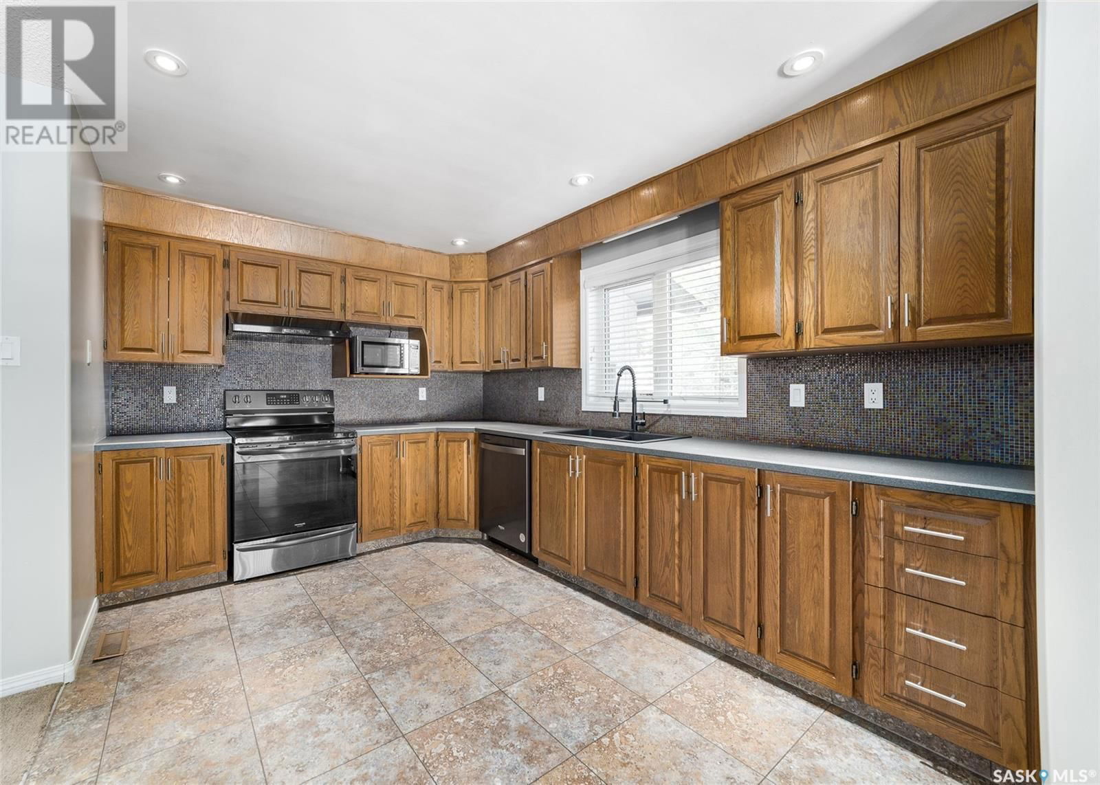 2706 MCKEOWN PLACE Image 12