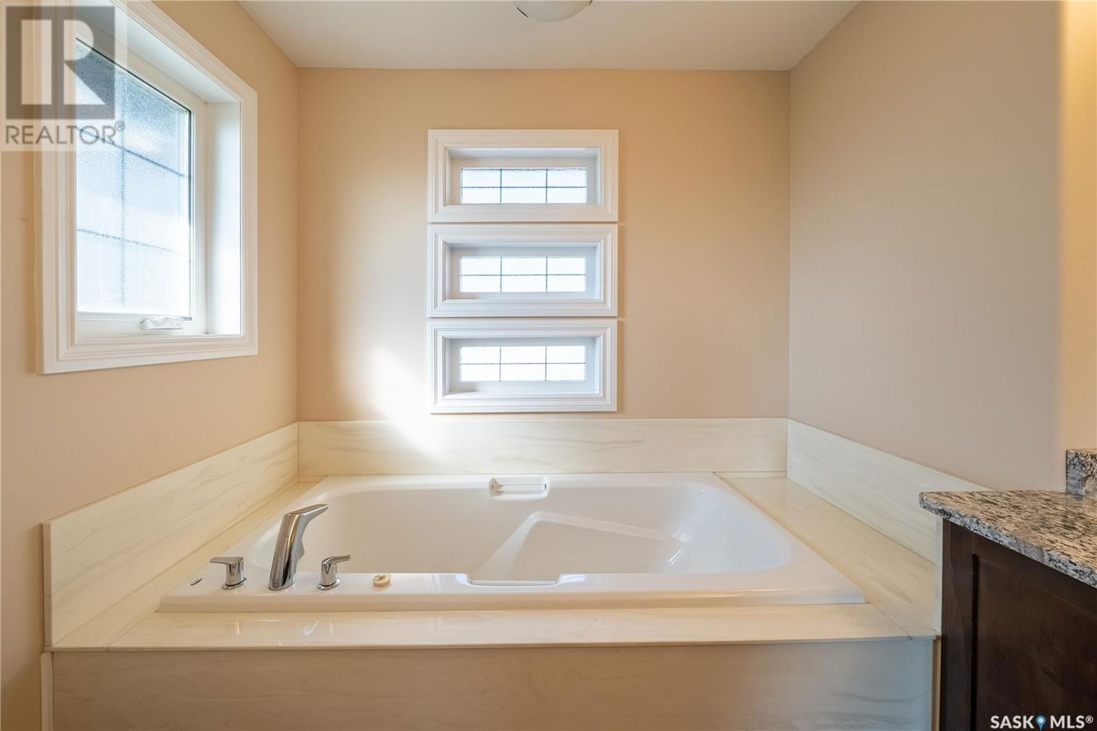 5677 GLIDE CRESCENT Image 33