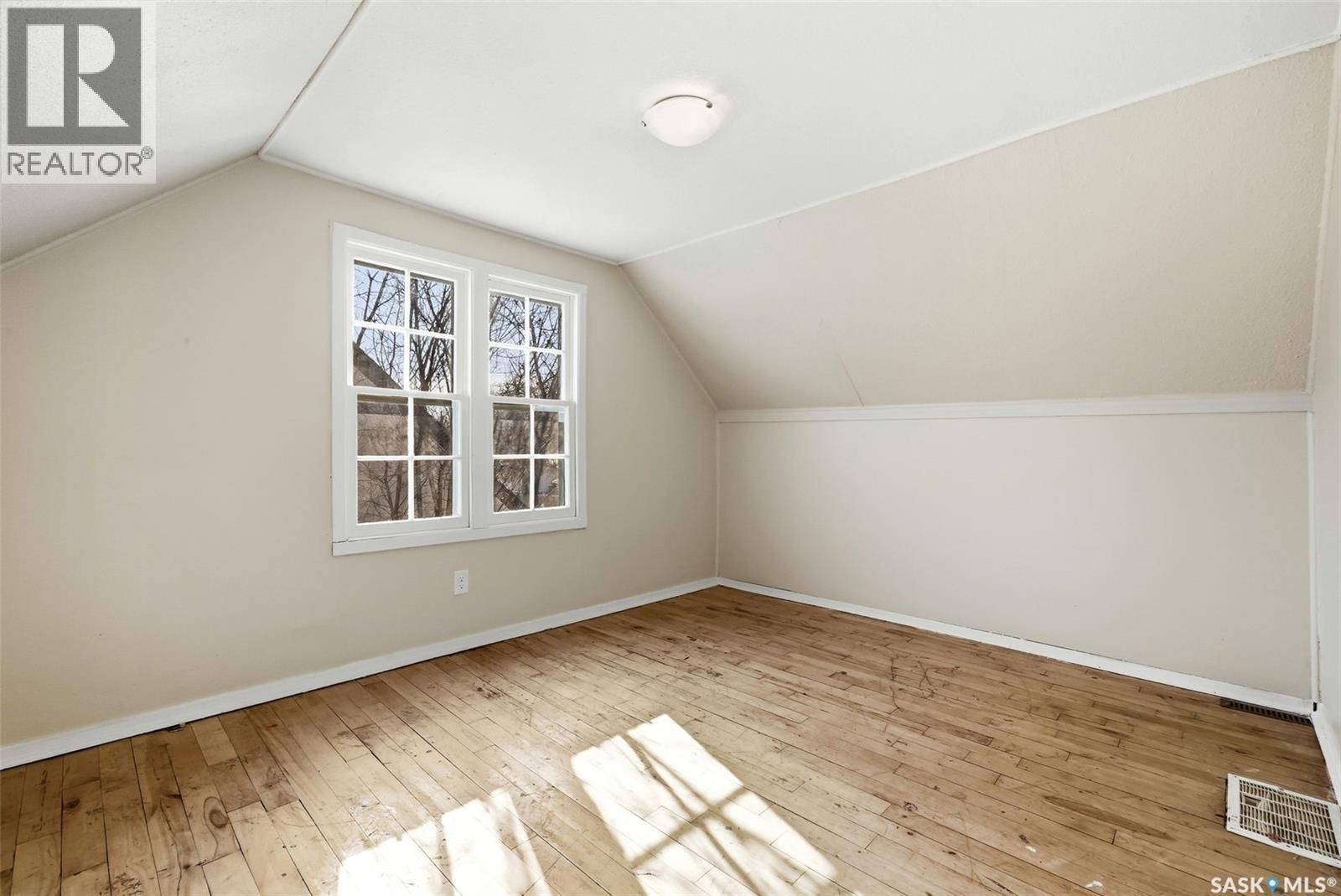 1162 QUEEN STREET Image 16