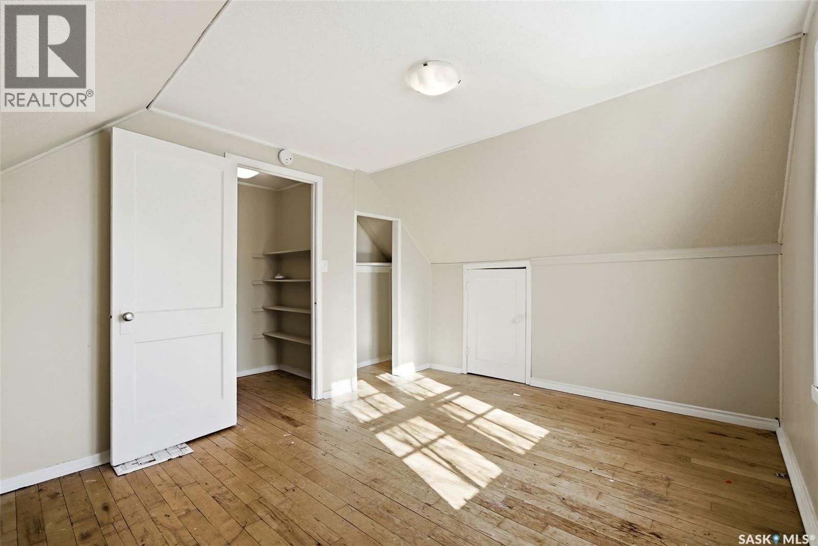 1162 QUEEN STREET Image 17