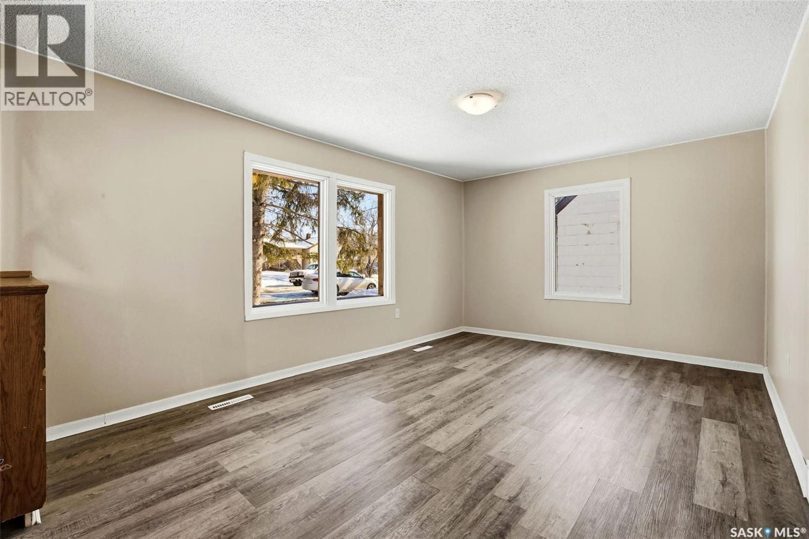 1162 QUEEN STREET Image 4