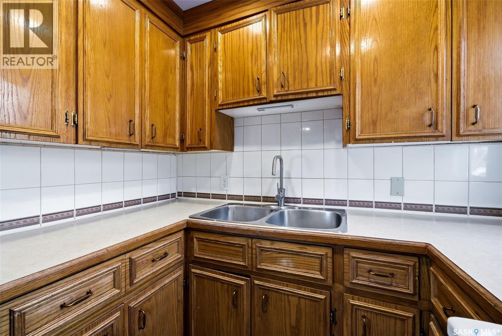 1162 QUEEN STREET Image 8