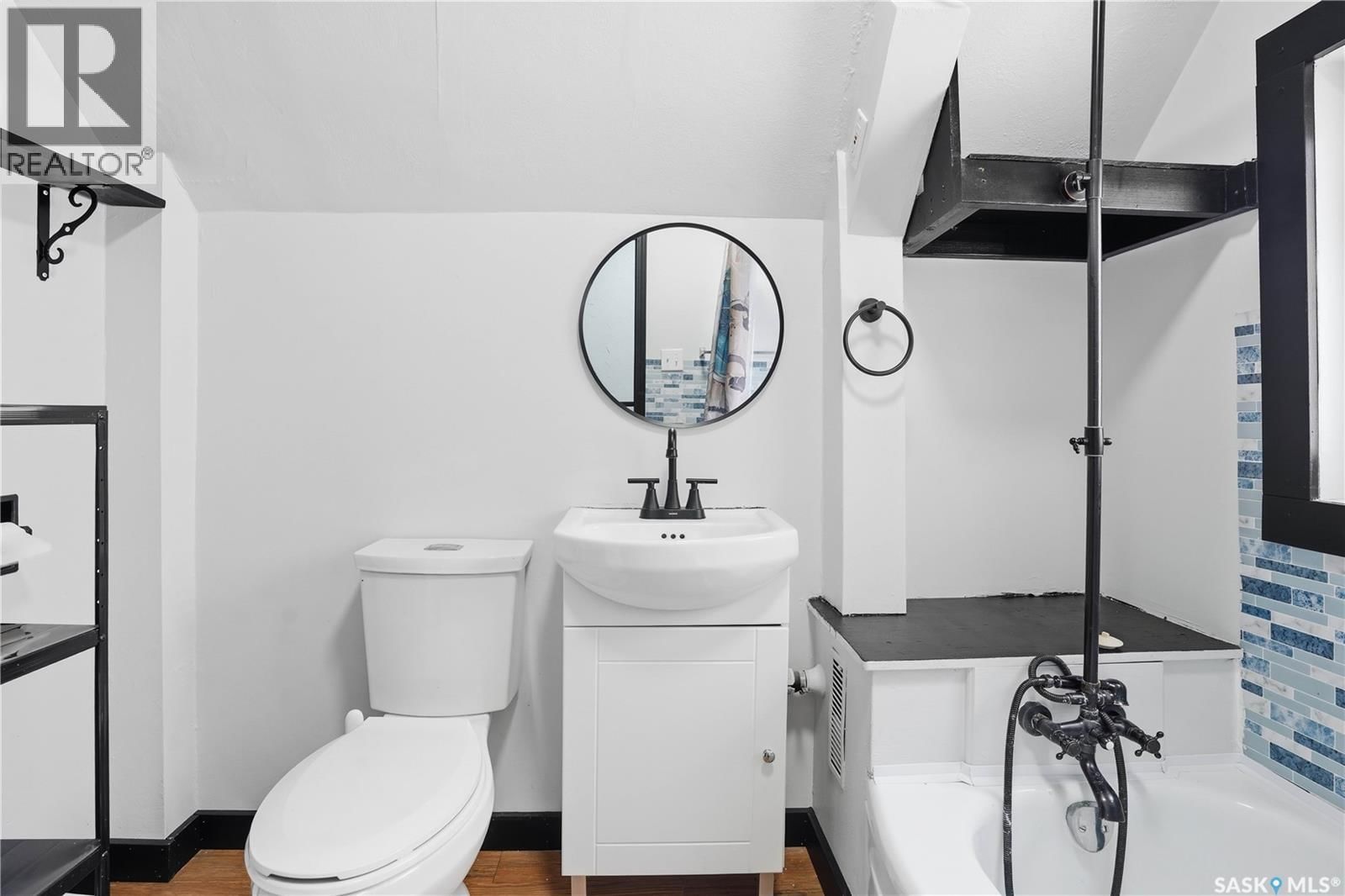 211 MARTIN STREET Image 25