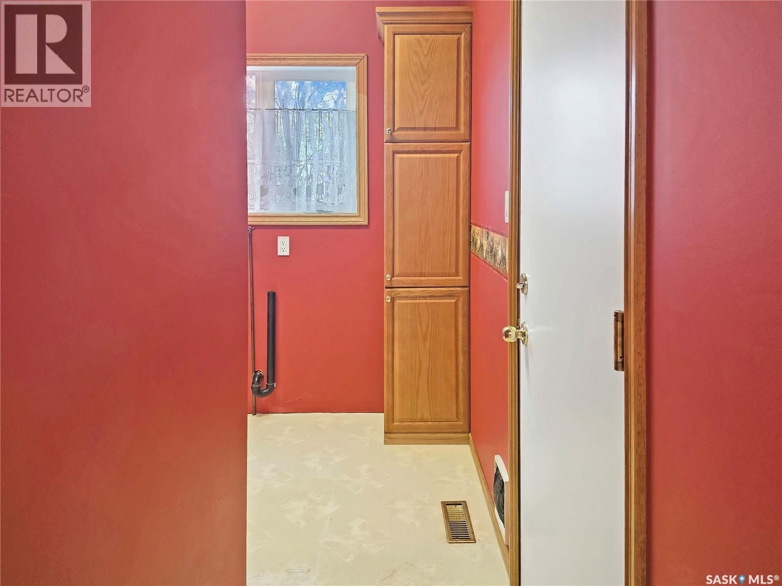 1009 DEWDNEY STREET Image 26