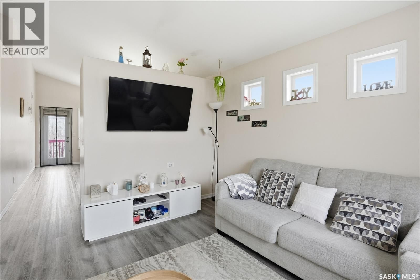 102 WHALLEY CRESCENT Image 5