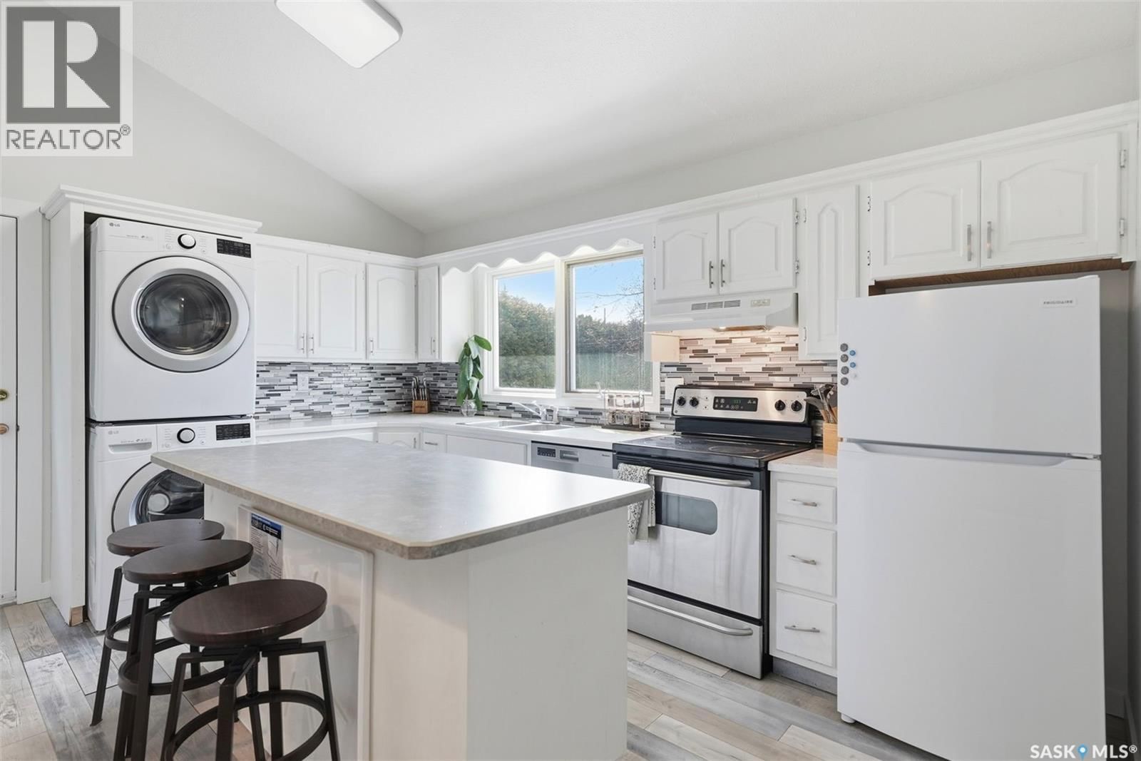 27 LINDSAY DRIVE Image 11