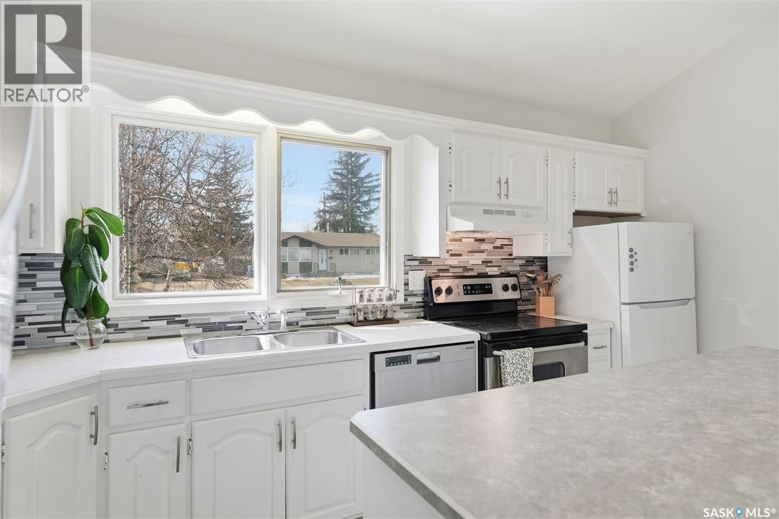 27 LINDSAY DRIVE Image 4