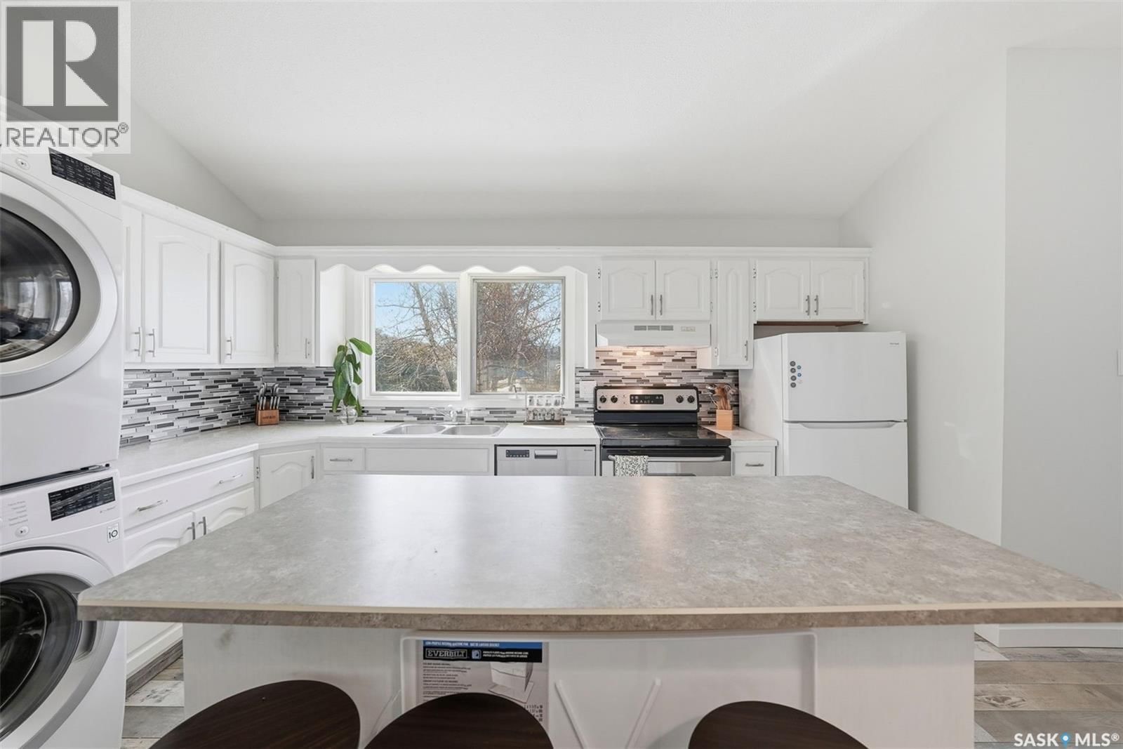 27 LINDSAY DRIVE Image 6