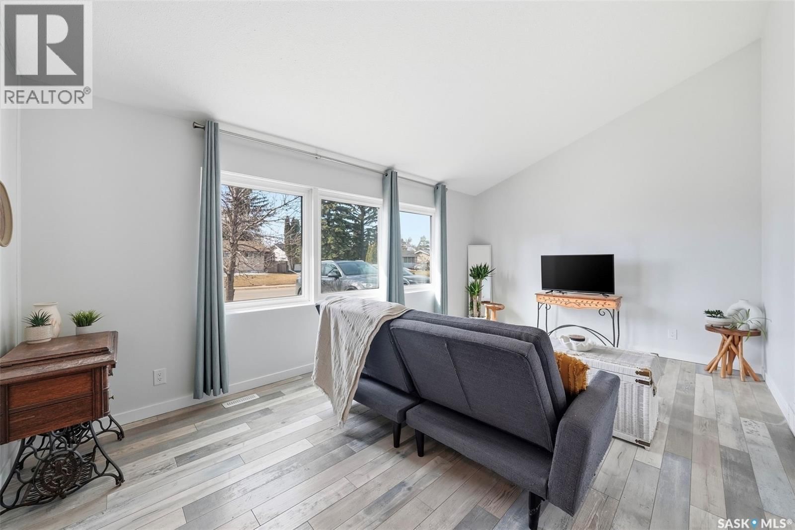 27 LINDSAY DRIVE Image 9