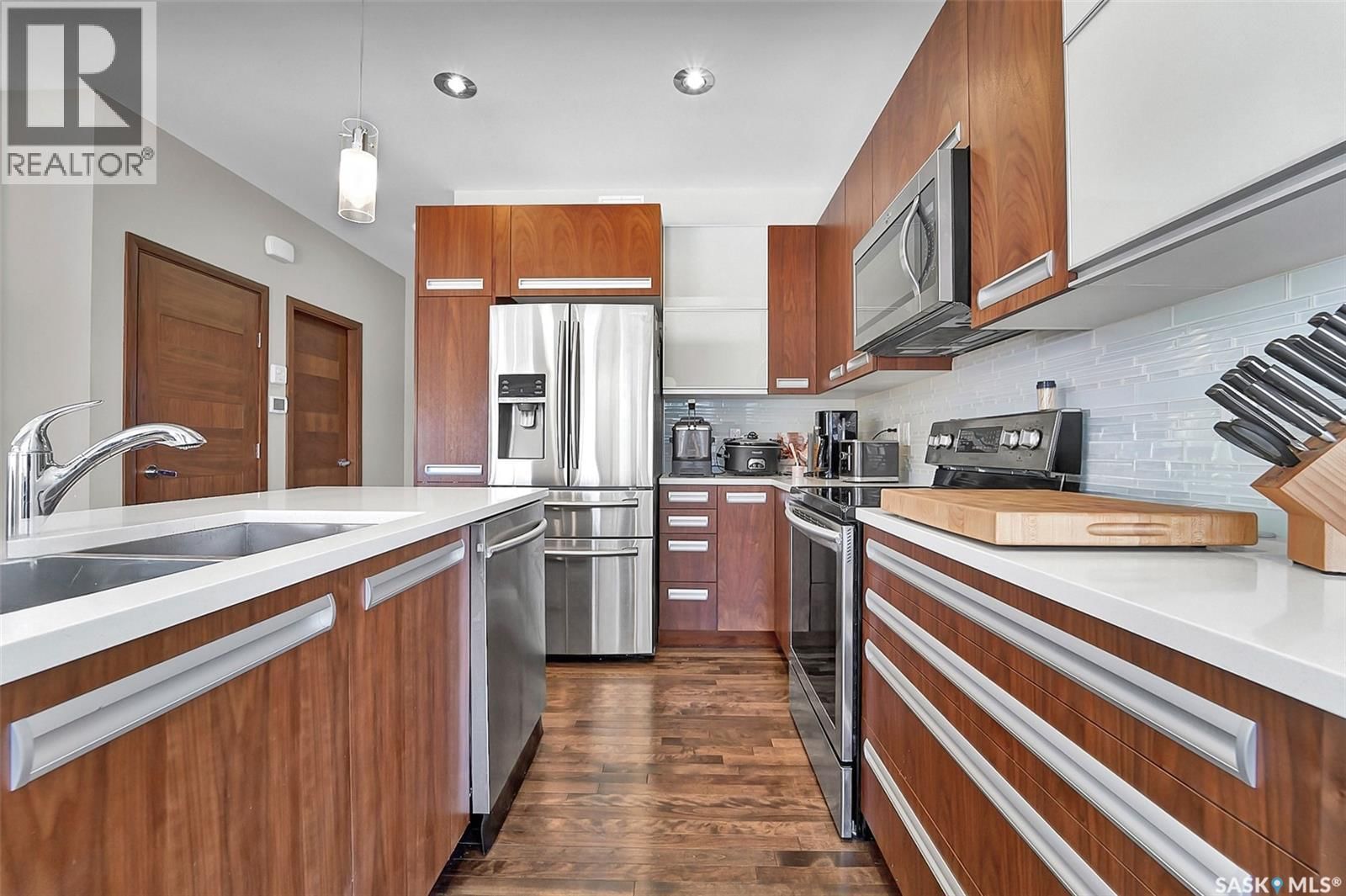 611 PICHLER CRESCENT Image 2