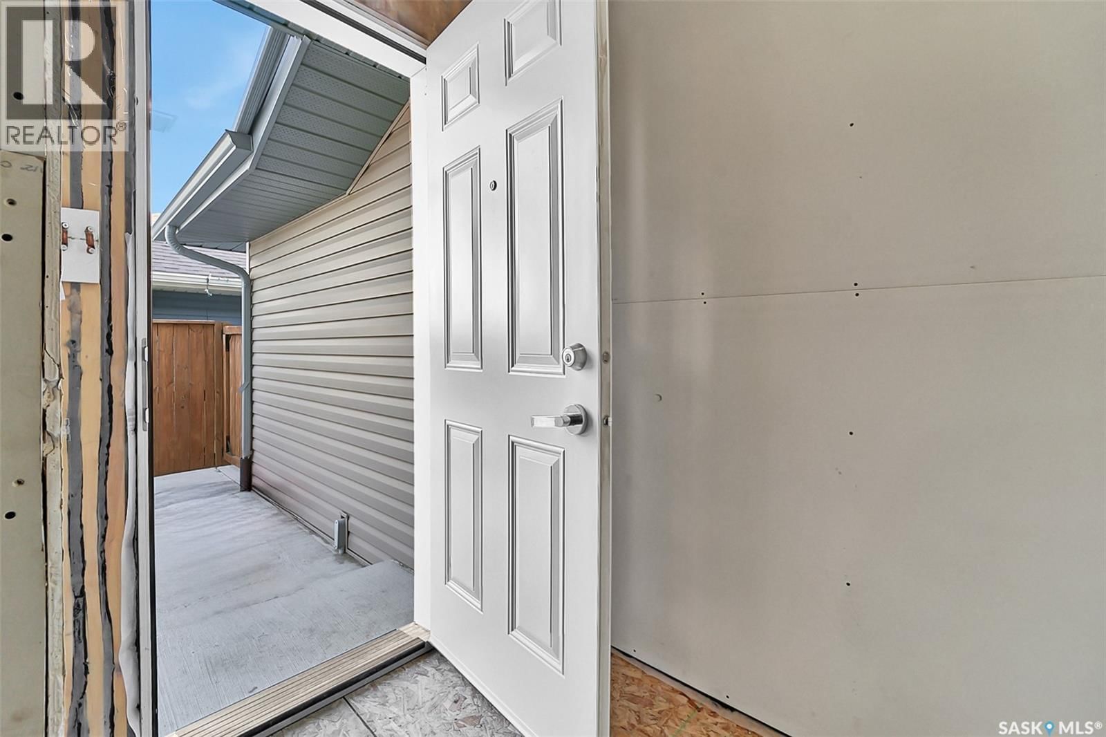 611 PICHLER CRESCENT Image 25