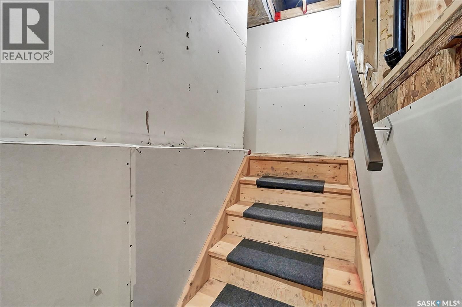 611 PICHLER CRESCENT Image 26