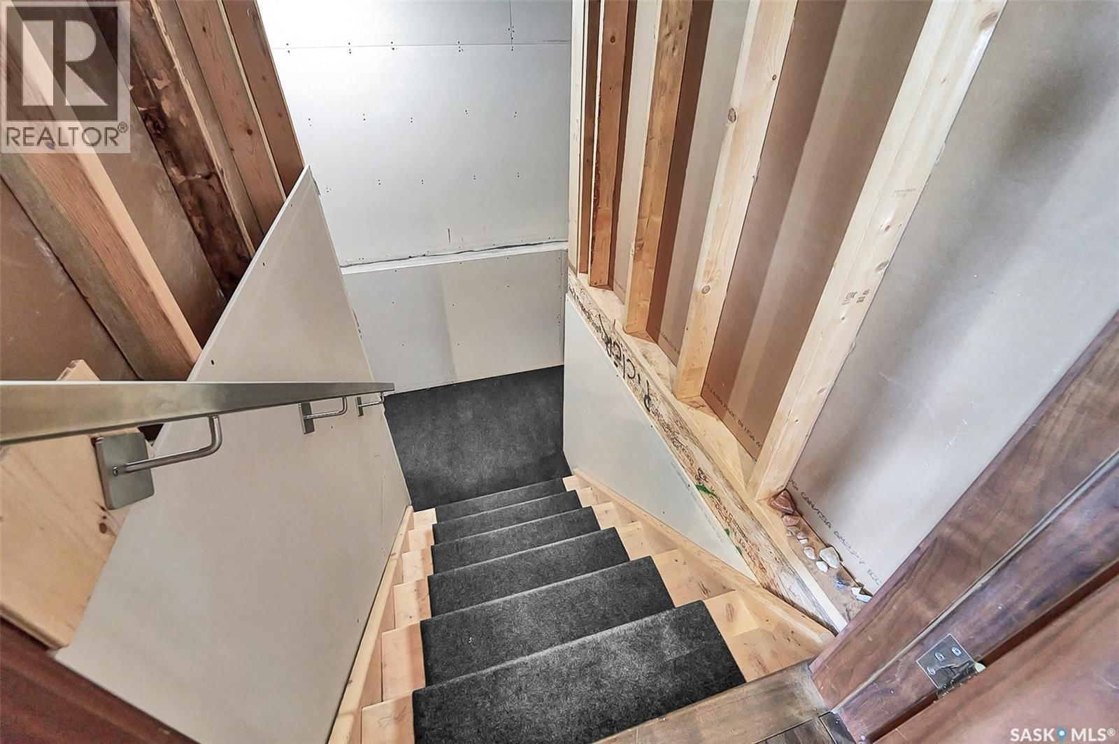 611 PICHLER CRESCENT Image 27