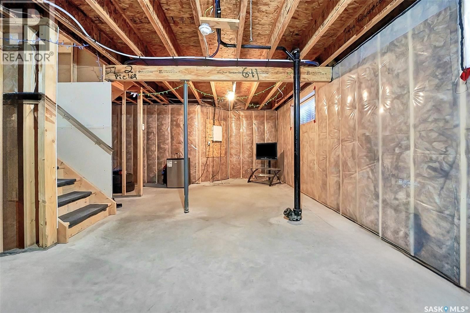 611 PICHLER CRESCENT Image 30