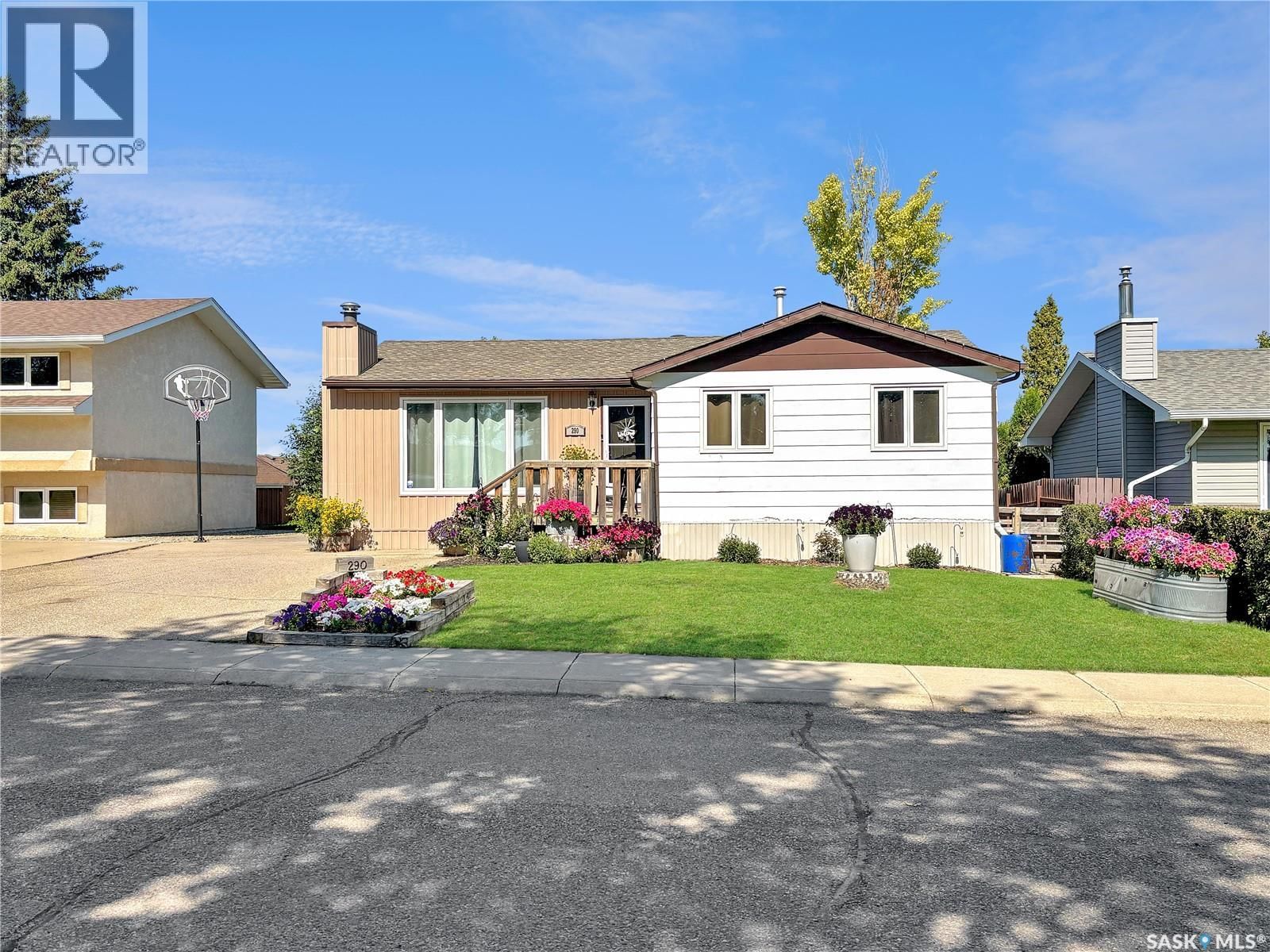 290 BURKE CRESCENT Image 1