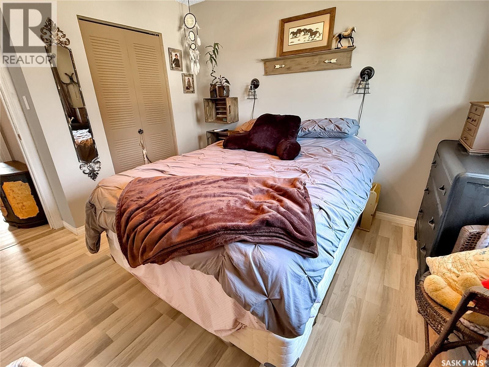 290 BURKE CRESCENT Image 10